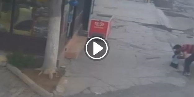 Kanalizasyona düşen küçük çocuğu babası kurtardı