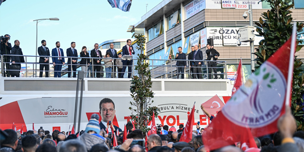 Kandil ittifakı 'meyvelerini' veriyor! İmamoğlu DEM Parti bayraklarıyla karşılandı!