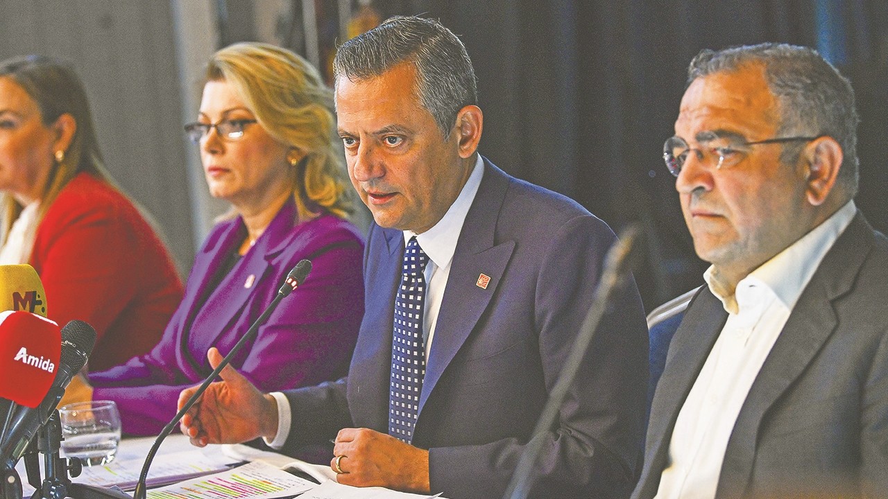 Kandil’in elini öpen Özgür yine CHP’nin tarihini unuttu