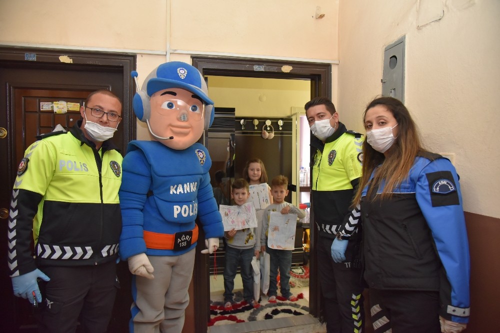 Kanka polis evde kalan çocuklara hediyeler götürdü 