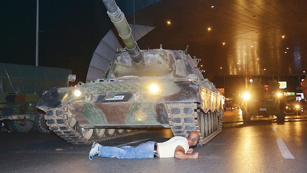 Kanlı ihanet gecesinin hafızalardan çıkmayan fotoğrafı! ‘Şehadet getirip tankın altına yattım'