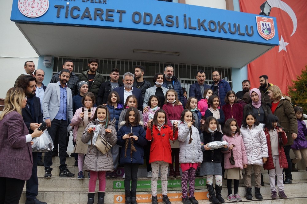 Kanser hastaları için saçlarını bağışladılar 