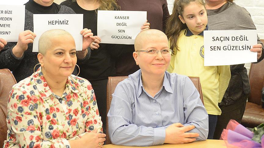 Kanser hastalarına destek için saçlarını kazıttılar