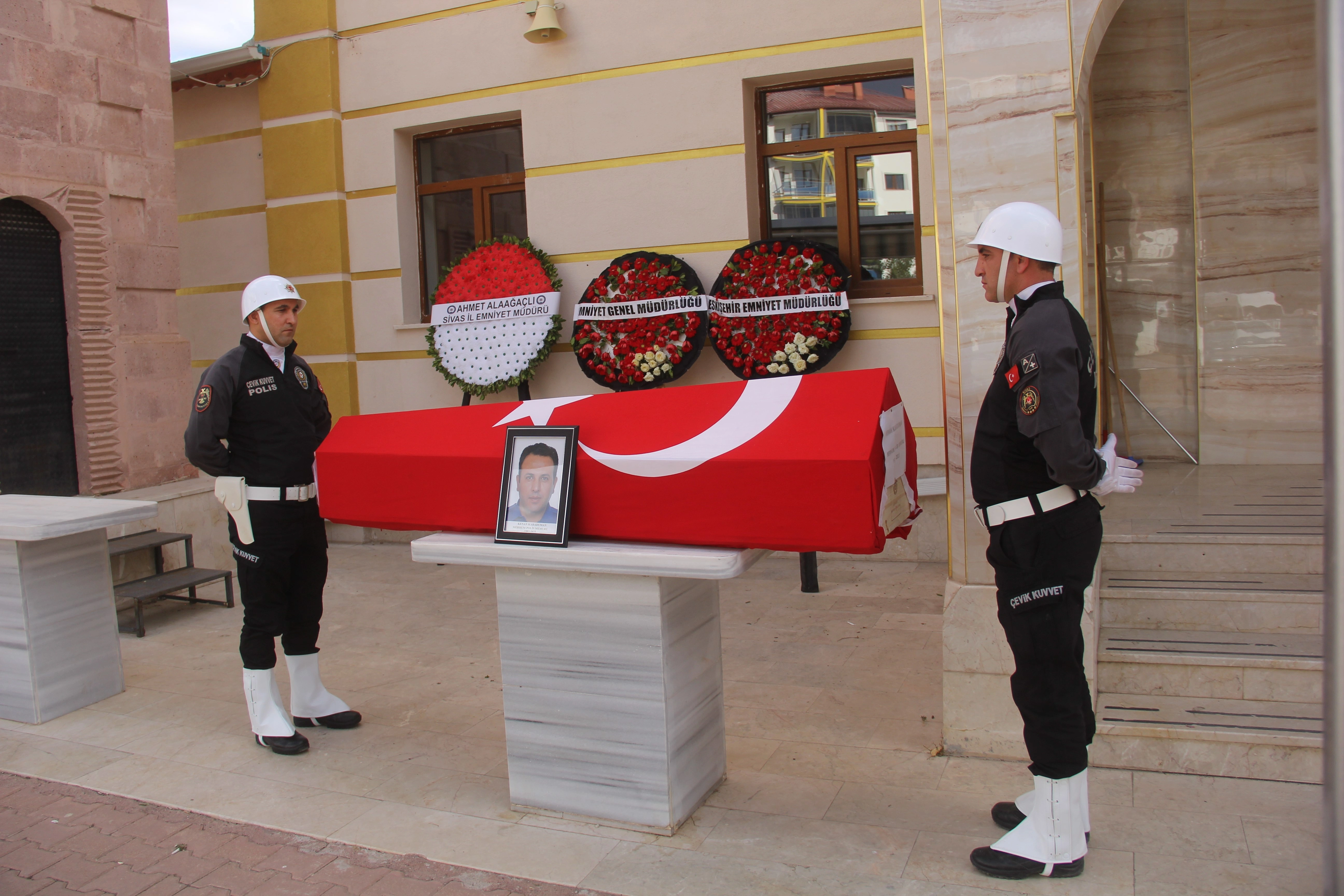 Kanser tedavisi gören polis memuru Kenan Karaduman Sivas’ın Zara ilçesinde toprağa verildi