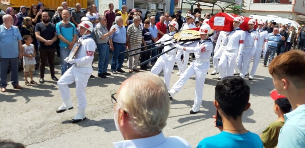 Kansere yenik düşen Kıbrıs gazisi toprağa verildi 