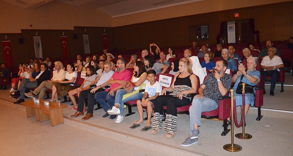 Kanseri yenen tiyatrocu, Sağlıkta Kal Derneğine destek için oynadı 