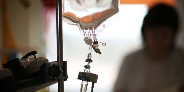 Kanserli oğlunun serumuna dışkı karıştırdı!