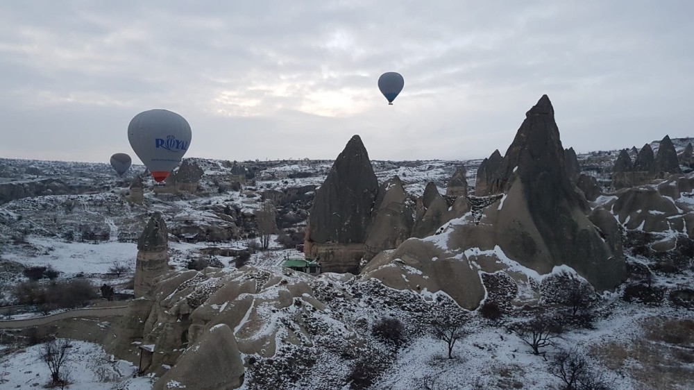 Kapadokya’da balon turlarına kar engeli 