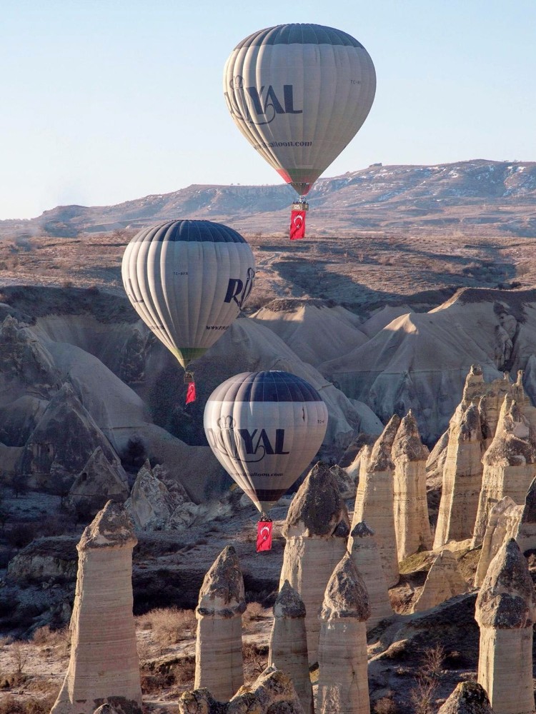 Kapadokya’da balonlar 4 günün ardından Türk bayraklarıyla havalandı 