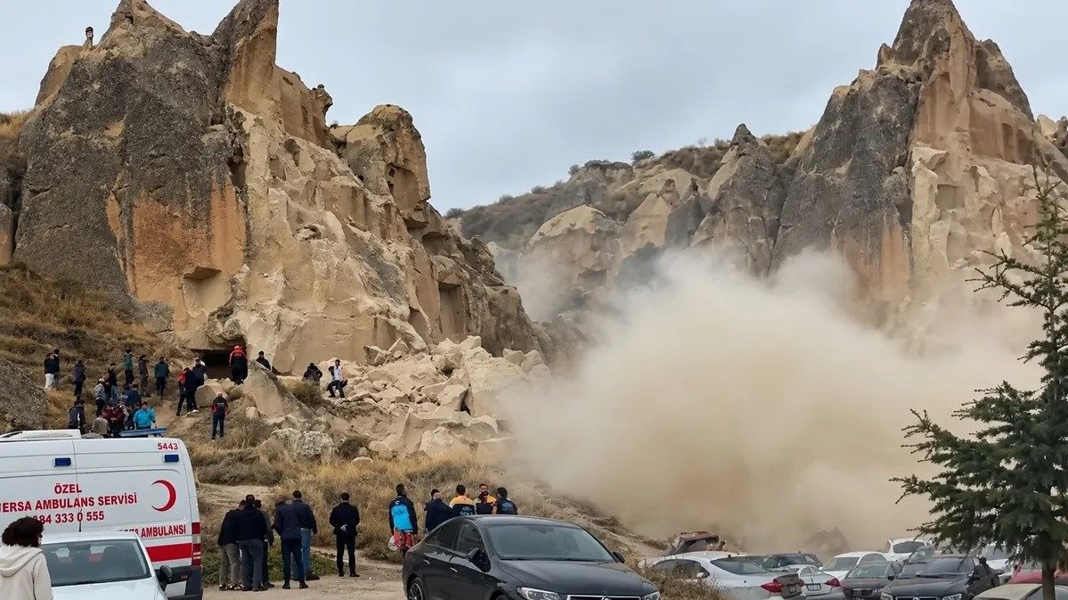 Kapadokya'da peribacası çöktü: Ölü ve yaralılar var