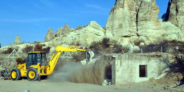 Kapadokya'da üzeri toprakla örtülen kaçak yapı yıkıldı