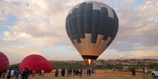 Kapadokya'nın simgesi balonlar Dicle Vadisi'nde yükseldi