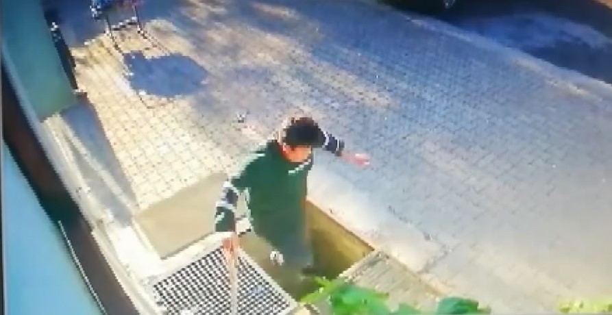 Kapağı açık kalan deponun içine düştü 