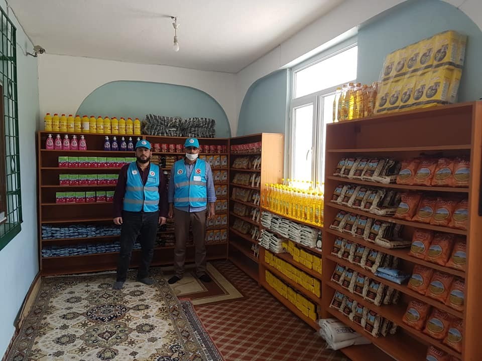 Kapalı camiyi yardım marketine çevirdiler 