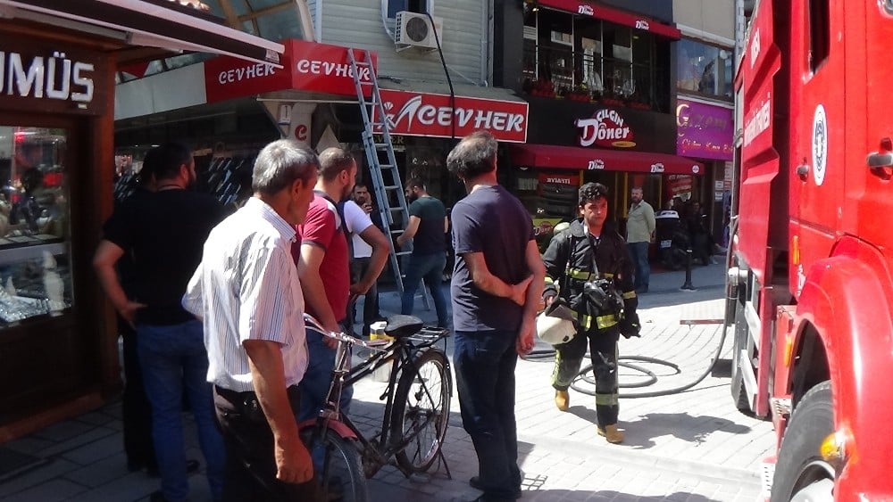 Kapalı çarşıda korkutan yangın 