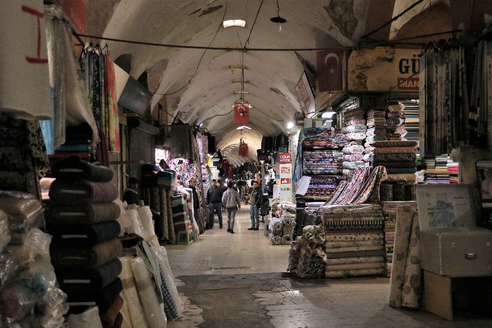 Kapalı çarşıda korona sessizliği 