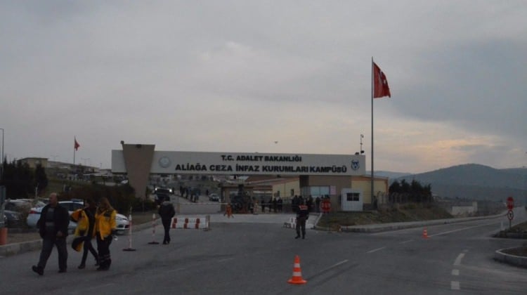 Kapalı cezaevinde bir mahkum yangın çıkardı... 11 infaz memuru dumandan etkilendi