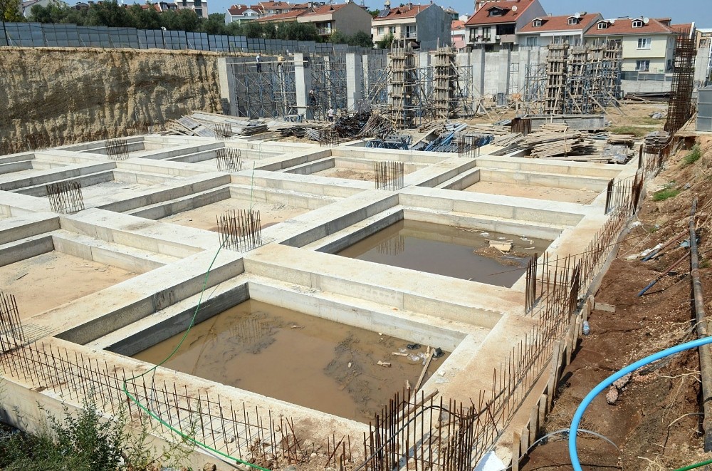 Kapalı pazar alanı ve otopark bir arada 