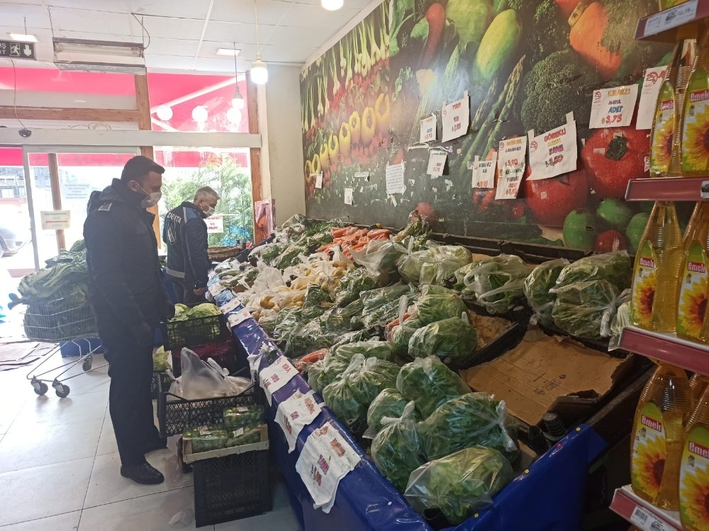 Kapalı pazar alanında dezenfekte çalışmaları 