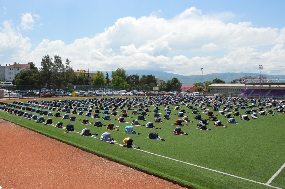 Kapalı Pazar yeri, stadyumda cuma namazı 