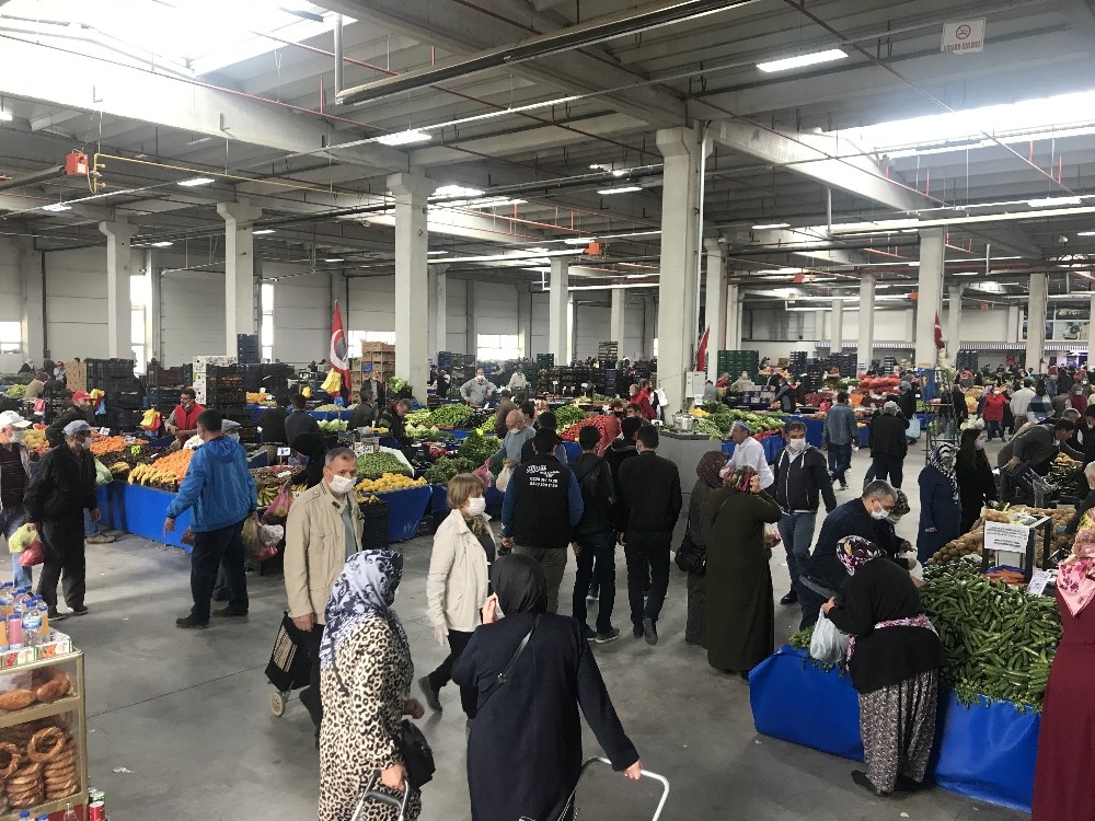Kapalı pazarda yaşanan şaşırtıcı kalabalık 
