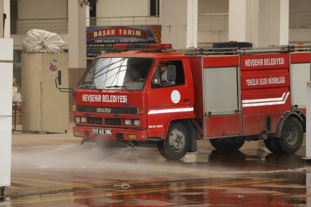 Kapalı pazaryeri dezenfekte edildi 