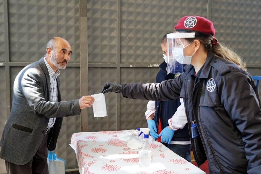 Kapalı pazaryerinde vatandaş ve esnaflara maske dağıtıldı 