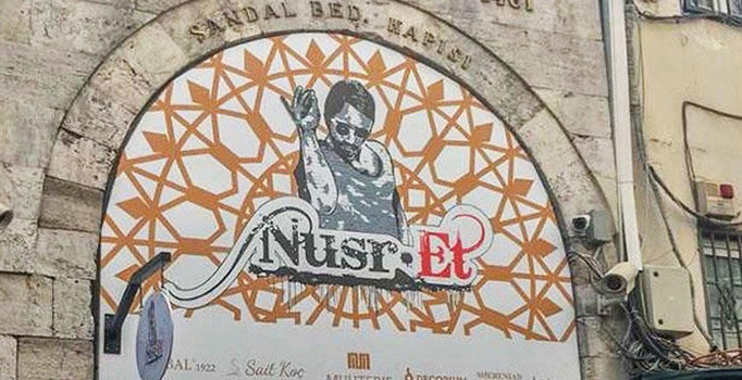 Kapalıçarşı'nın kapısındaki Nusret tabelası indirildi