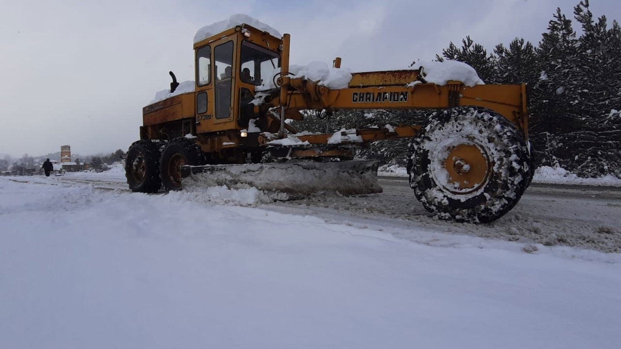 Kapanan köy yolları için kendi makinesiyle seferber oldu