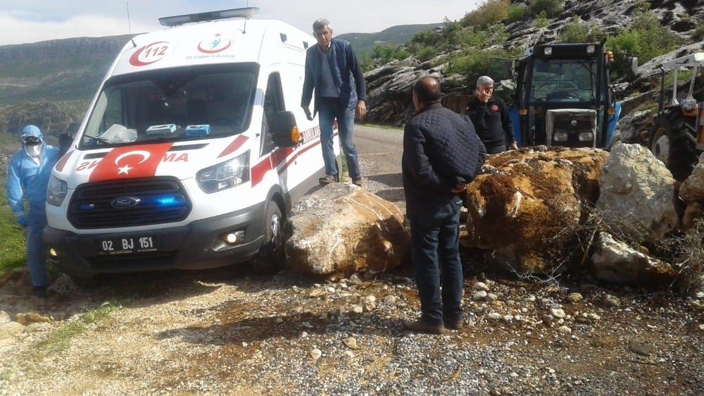 Kapanan yol ambulansa geçit vermedi 