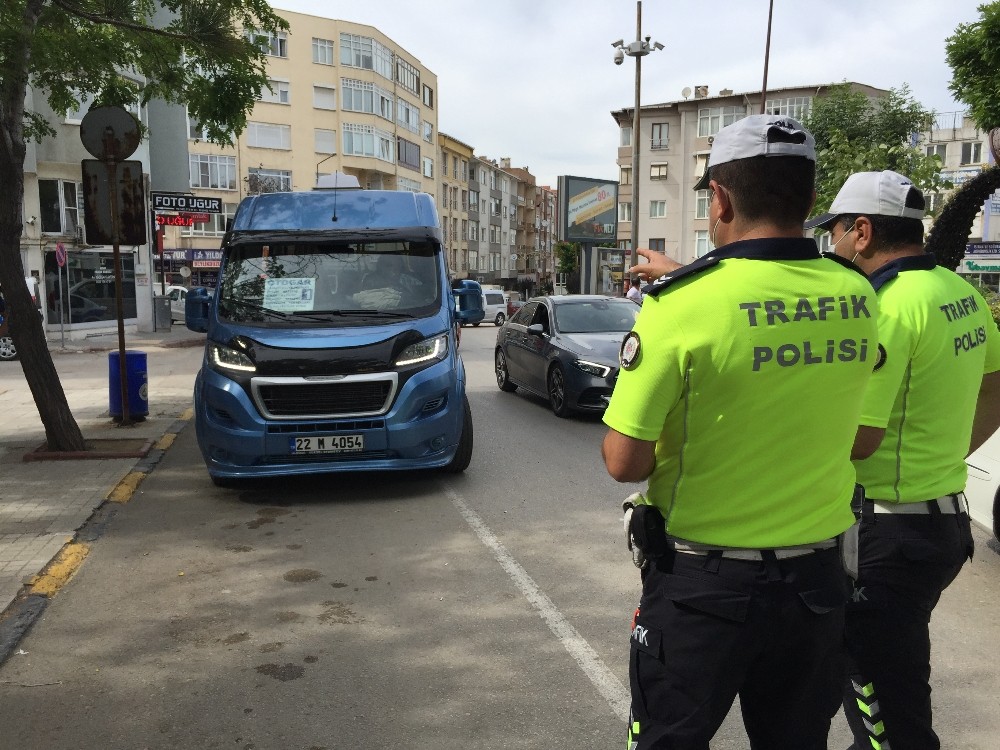 Kapasite denetimi yapılan minibüsler boş geldi, maske takmayanlar yüzlerini gizledi 