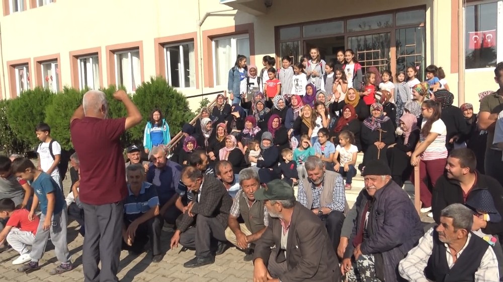 Kapatılan okulun açılmasını isteyen veliler okulun önünde oturma eylemi yaptı 