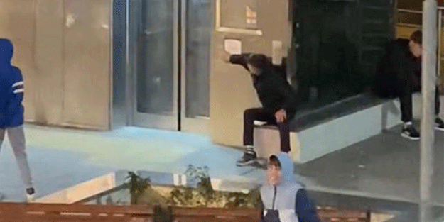 Kapı bir türlü kapanmadı! Gençlerden vatandaşlara eşek şakası