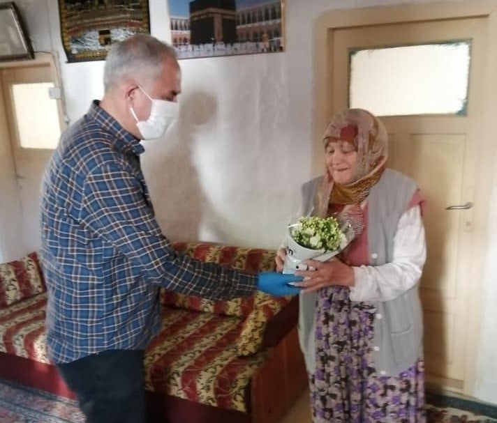 Kapı kapı dolaşarak çiçek hediye etti 