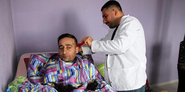 Kapı kapı dolaşıp hasta ve engellileri traş ediyor