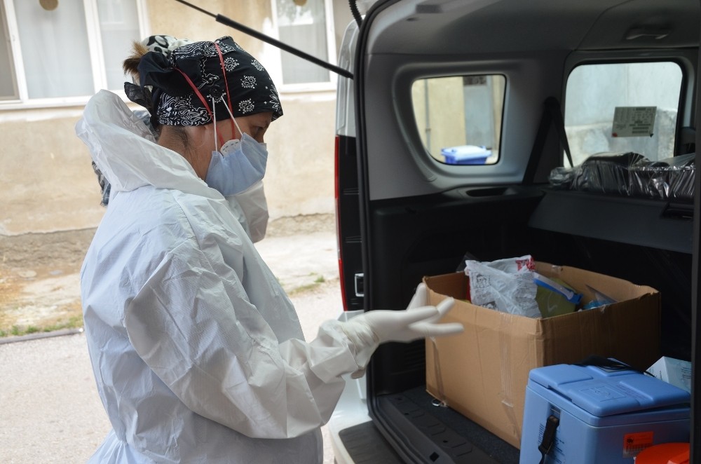 Kapı kapı dolaşıp isteyene korona virüs testi yapıyorlar 