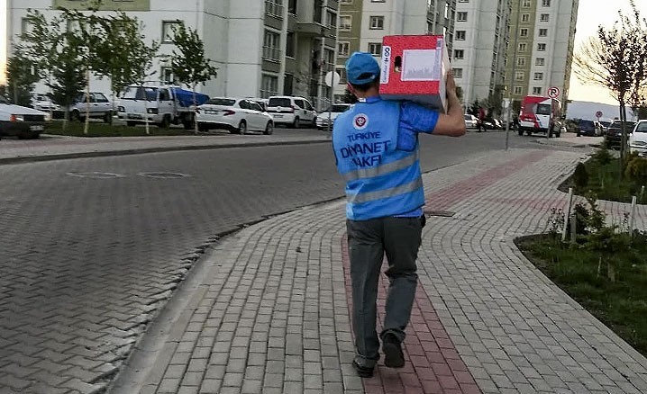 Kapı kapı dolaşıp pide ikram ediyorlar 