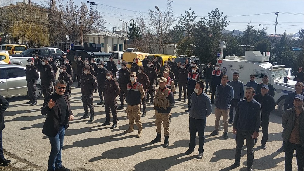Kapı kapı dolaştılar ihtiyaç sahibi ailelere 1000 lira yardım parası dağıttılar 