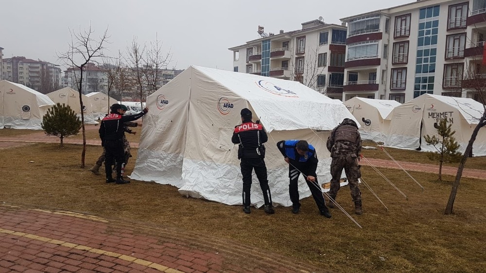 Kapı kapı gezen polis, depremzedelere yardımları ulaştırıyor 