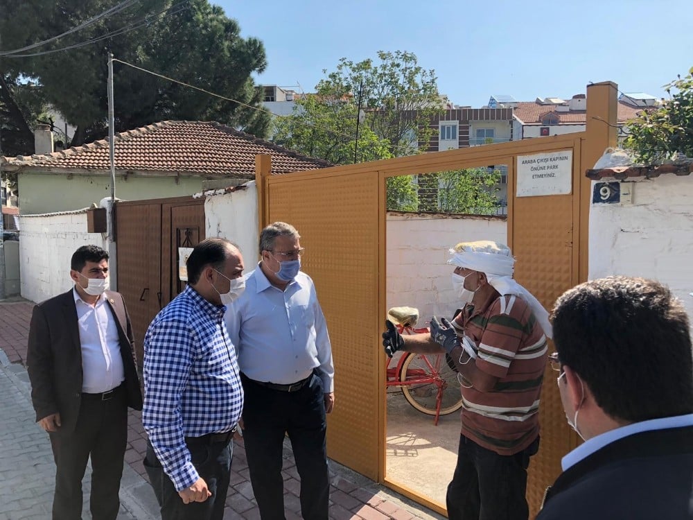 Kapı kapı gezip maske ve yardım kolisi dağıttılar 