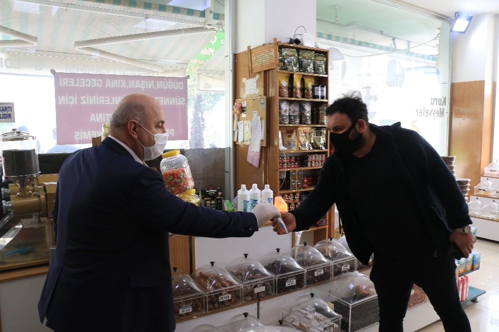 Kapı kapı gezip on binlerce maske dağıttılar 