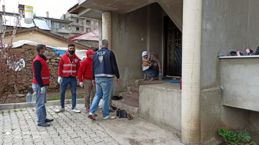 Kapı kapı gezip sıcak pide dağıttılar 