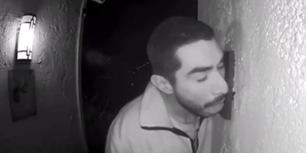 Kapı zilini 3 saat boyunca yaladı! Polis her yerde onu arıyor
