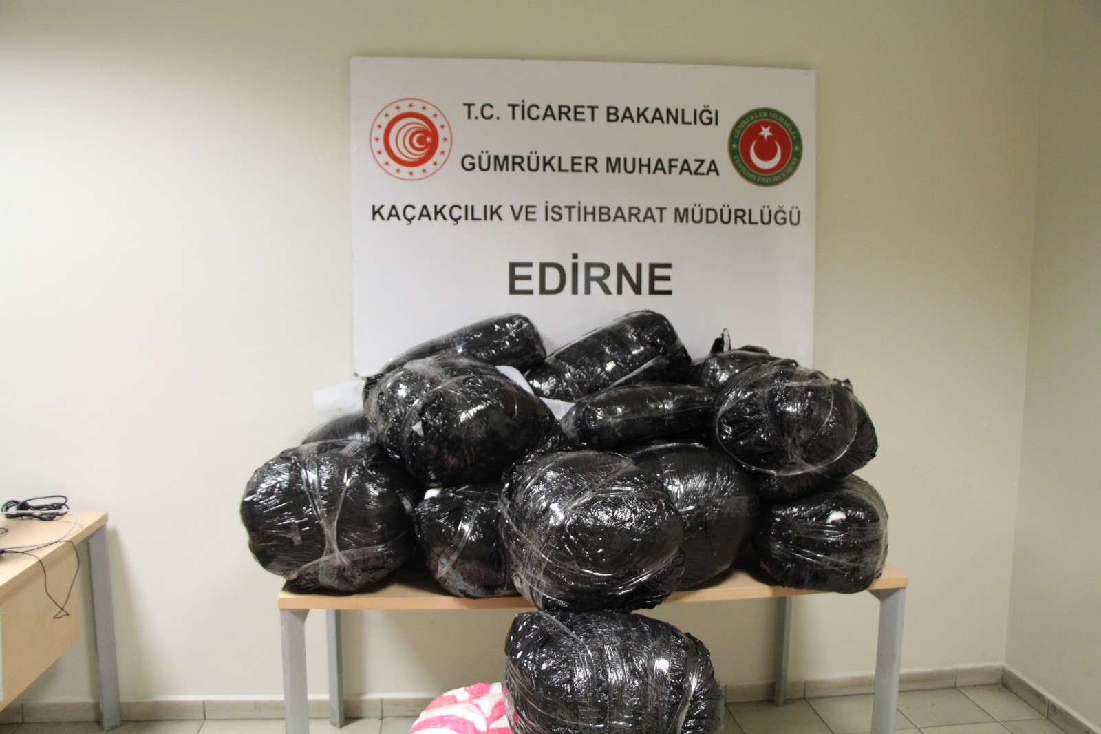 Kapıkule Sınır Kapısı’nda kaçak gelinlikler yakalandı