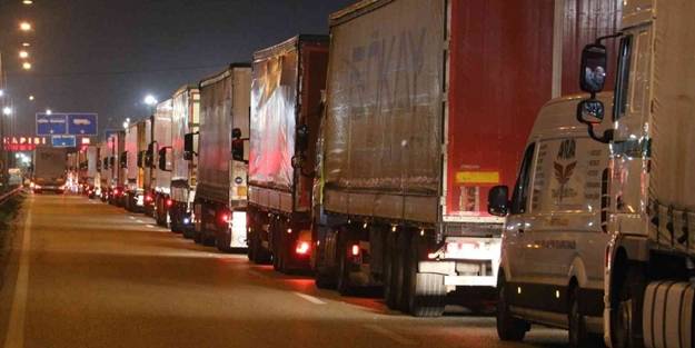 11 kilometrelik tır kuyruğunda 3 gündür bekliyorlar