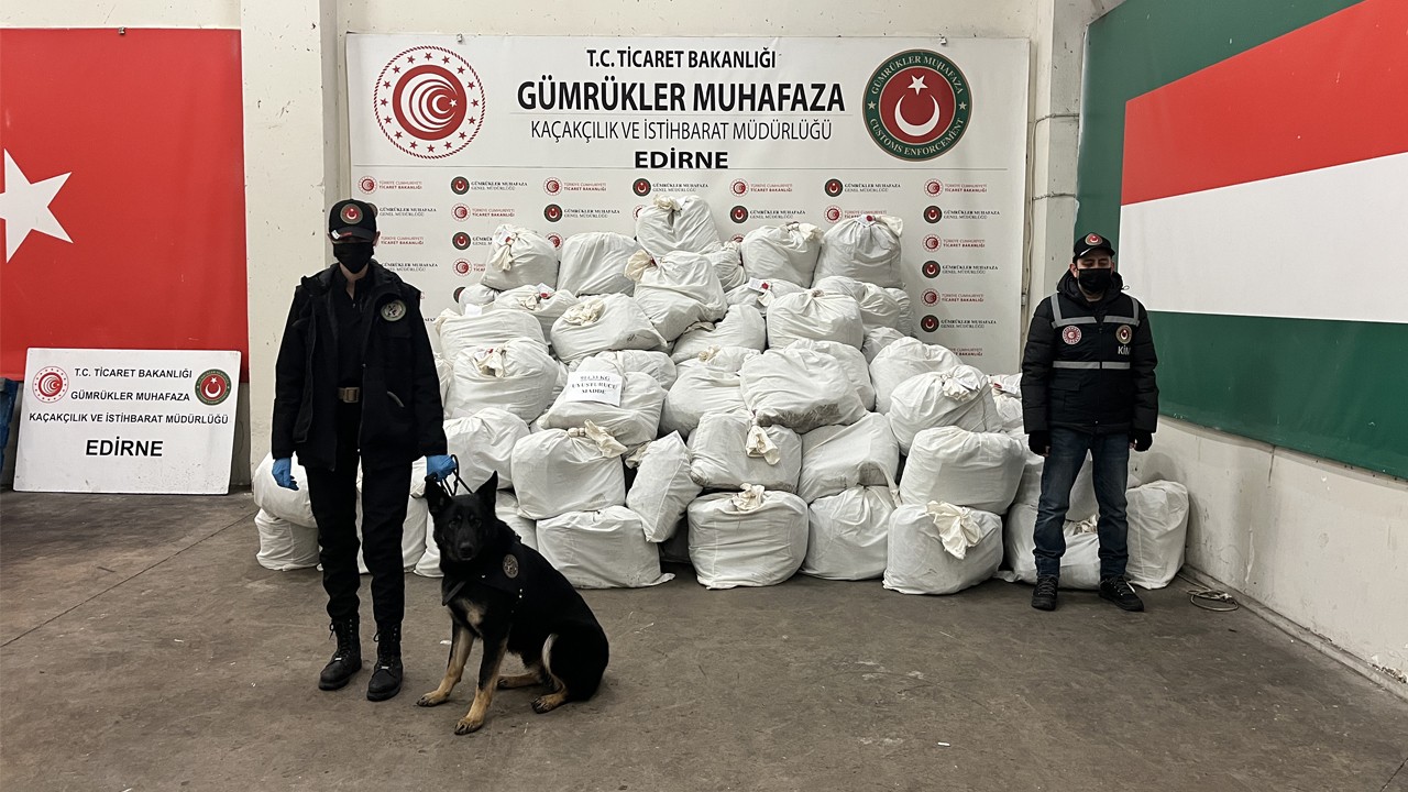 Kapıkule'de büyük operasyon! 1 tona yakın esrar ele geçirildi