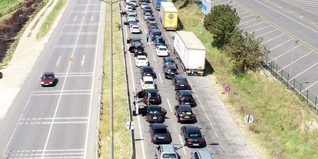 Kapıkule'de gurbetçi mesaisi! Kuyruk 10 km'yi aştı