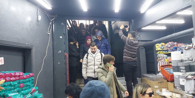 Kapıları zor tuttular! İndirim izdihamı