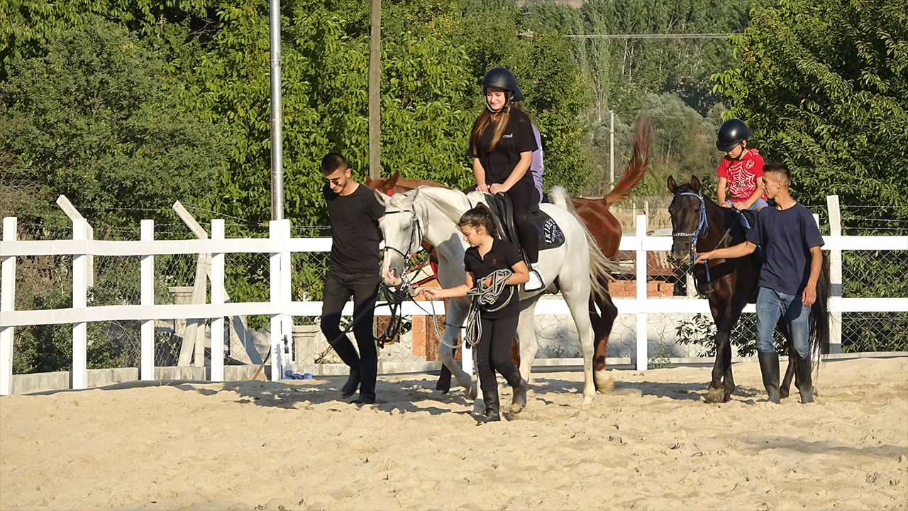 Kapılarını açan at çiftliğine akın var