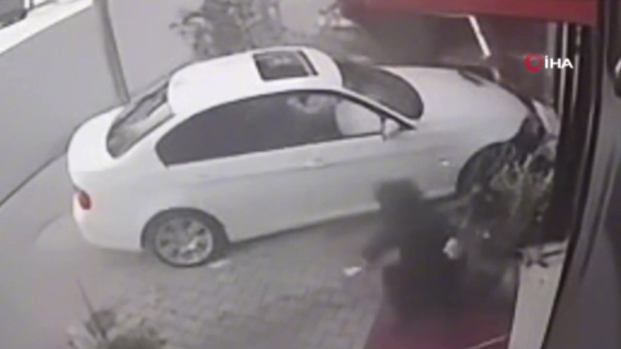 Kapının önünde oturmaya çıktılar! Otomobilin altında kaldılar